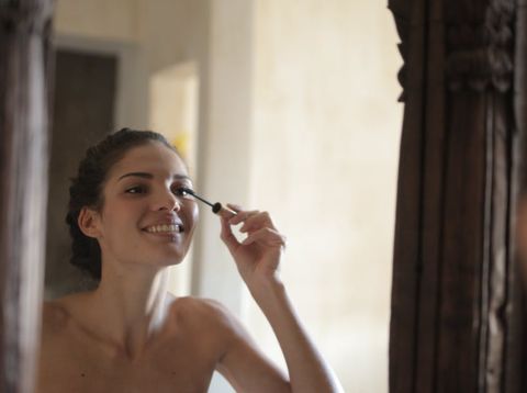 Rutin Gunakan Serum Bulu Mata