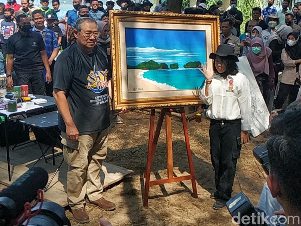 Bahagianya Siswi SD di Pacitan Dapat Kejutan Lukisan Karya SBY Bahagianya Siswi SD di Pacitan Dapat Kejutan Lukisan Karya SBY