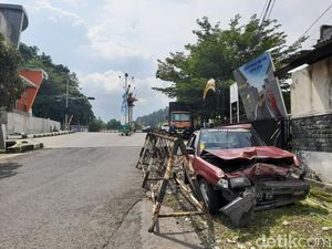 Melihat Tempat Singgah Bangkai Mobil Bekas Laka di Sumedang