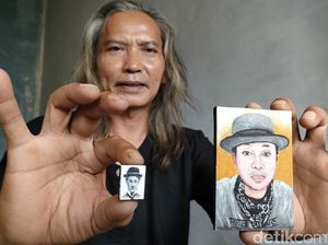 Keren! Pelukis Garut Bikin Puluhan Lukisan Mini Pakai Pisau Keren! Pelukis Garut Bikin Puluhan Lukisan Mini Pakai Pisau