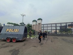 Polisi Siagakan Kawat Berduri Jelang Demo Buruh di Depan Gedung DPR