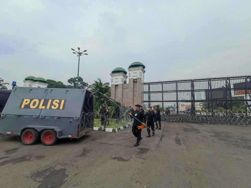 Polisi Siagakan Kawat Berduri Jelang Demo Buruh di Depan Gedung DPR Polisi Siagakan Kawat Berduri Jelang Demo Buruh di Depan Gedung DPR