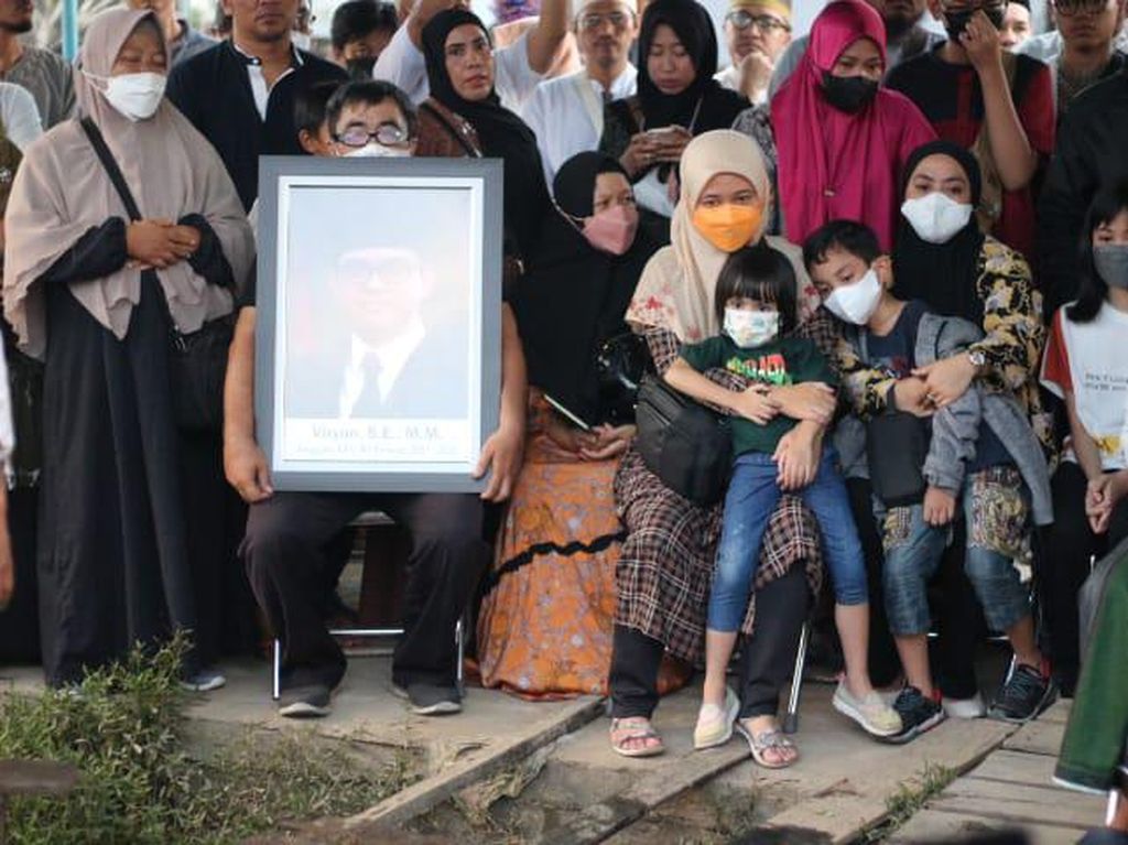 Isak Tangis Iringi Pemakaman Eks Komisioner KPU RI Viryan Azis di Pontianak