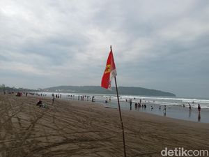 Wisatawan Masih Abaikan Zona Merah Berenang di Pantai Pangandaran