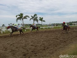 Susi Pujiastuti Sebut Pacuan Kuda di Pangandaran Terbaik Kedua di Dunia
