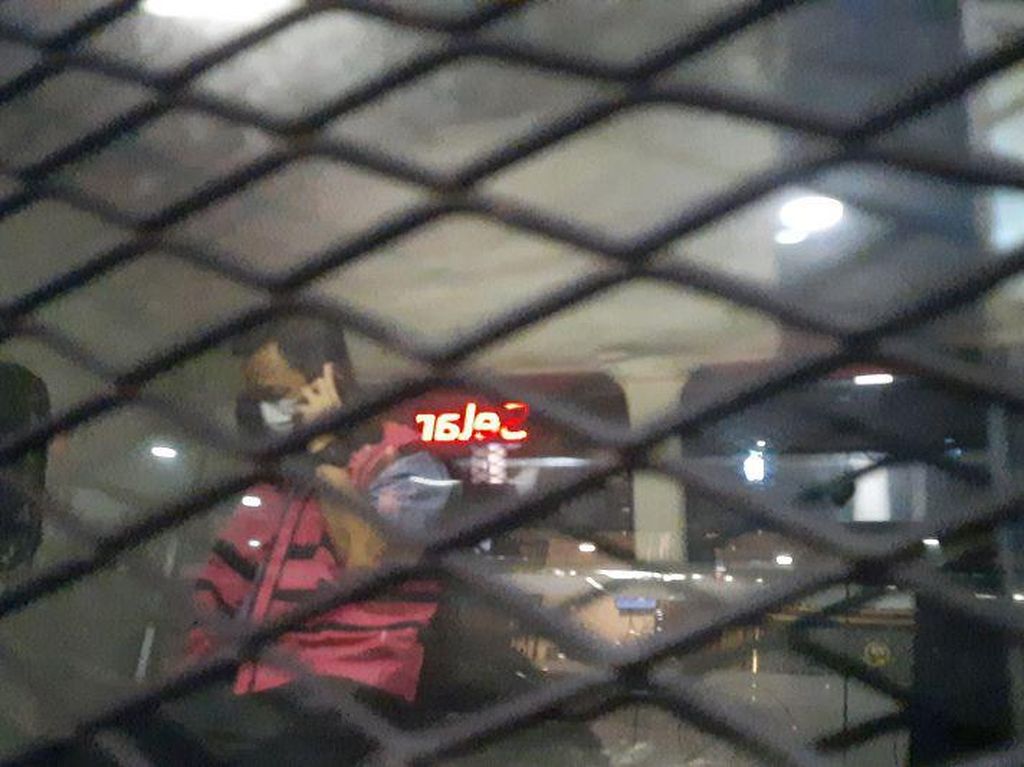 Terungkap Alasan Tersangka Korupsi Baja Teleponan di Mobil Tahanan Terungkap Alasan Tersangka Korupsi Baja Teleponan di Mobil Tahanan