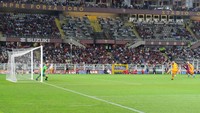 Justru Roma yang kembali menambah keunggulan pada menit ke-78. Roma kembali mendapat hadiah penalti, Pellegrini yang jadi algojo sukses meceploskan bola ke gawang. Tidak ada gol lagi hingga pertandingan usai, Roma menang 3-0. Getty Images/Fabio Rossi