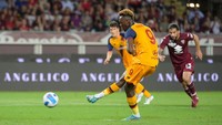 AS Roma mendapatkan hadiah penalti pada menit ke-42, Abraham yang menjadi eksekutor sukses membobol gawang Torino. AS Roma unggul 2-0 hingga babak pertama berakhir. Getty Images/Fabio Rossi