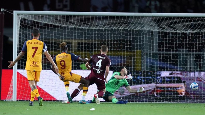 TURIN, ITALY - MAY 20: Tommaso Pobega of Torino FC and Jordan Veretout of AS Roma battle for the ball during the Serie A match between Torino FC and AS Roma at Stadio Olimpico di Torino on May 20, 2022 in Turin, Italy. (Photo by Sportinfoto/vi/DeFodi Images via Getty Images)