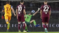 Saat bola melesak masuk ke gawang Torino ini, Tammy Abraham mencetak gol keduanya di dalam laga sekaligus yang ke-17 di Serie 2021/2022. Foto: AP/Spada  