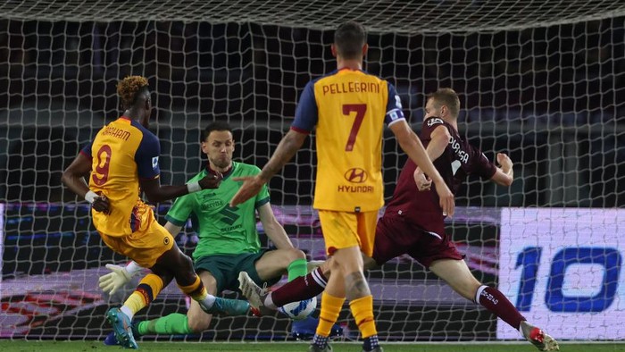 Tammy Abraham TURIN, ITALY - MAY 20: Tammy Abraham of AS Roma scores past Etrit Berisha of Torino FC to give the side a 1-0 lead during the Serie A match between Torino FC and AS Roma at Stadio Olimpico di Torino on May 20, 2022 in Turin, Italy. (Photo by Jonathan Moscrop/Getty Images)