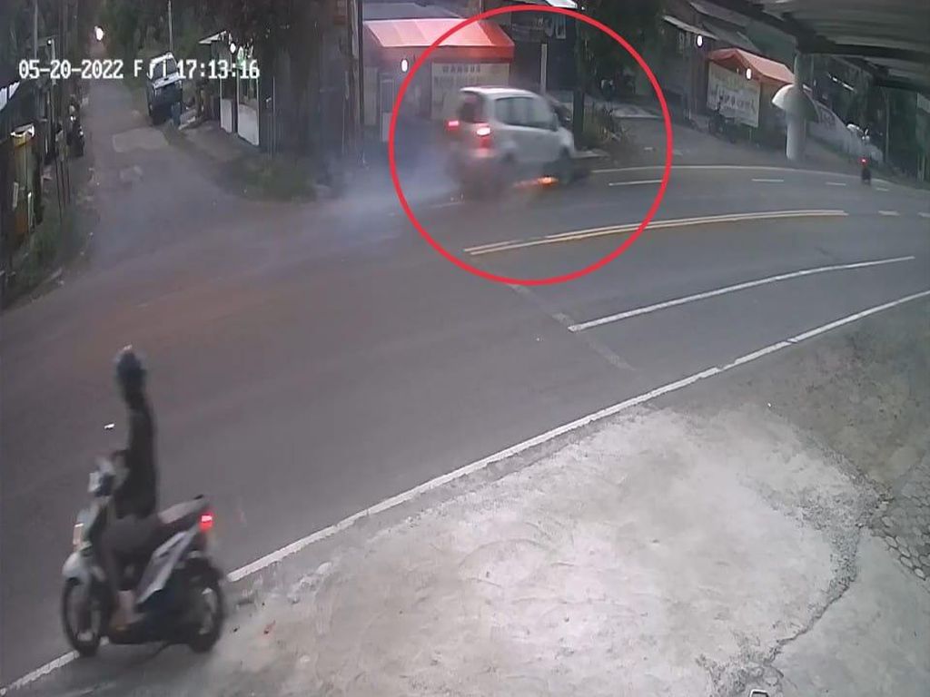 Viral Video Mobil Tabrak Pemotor hingga Terpental di Kulon Progo, Ini Faktanya