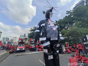 Potret Patung Tikus Berdasi-Kitab Omnibus Law Raksasa di Demo Buruh