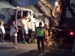 Kronologi Truk Molen Tabrak Pohon-Gerai ATM di Jimbaran Badung