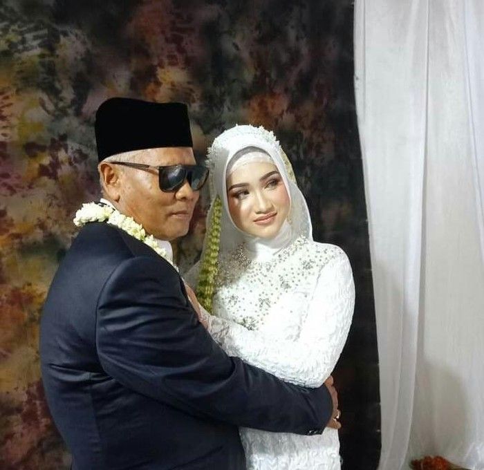 Sodani kakek 63 tahun yang menikahi seorang gadis berusia 19 tahun di Cirebon