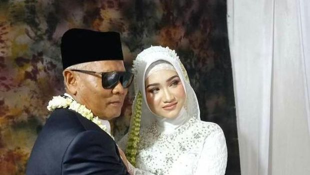 Sodani kakek 63 tahun yang menikahi seorang gadis berusia 19 tahun di Cirebon