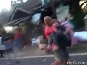 Momen Warga Gotong Korban Laka Maut Bus Tabrak Rumah di Ciamis Momen Warga Gotong Korban Laka Maut Bus Tabrak Rumah di Ciamis