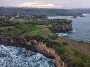 Wow, Indahnya Wisata Karang Bolong Pacitan