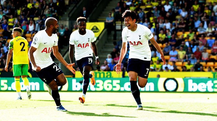 NORWICH, ENGLAND - MAY 22:  Son Heung-Min of Tottenham Hotspur celebrates after scoring their fourth goal during the Premier League match between Norwich City and Tottenham Hotspur at Carrow Road on May 22, 2022 in Norwich, England. (Photo by David Rogers/Getty Images)