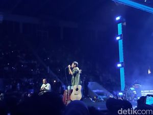 Seru! Nyanyi Bareng Fourtwnty-RAN di Allo Bank Festival 2022 Day 3 Seru! Nyanyi Bareng Fourtwnty-RAN di Allo Bank Festival 2022 Day 3