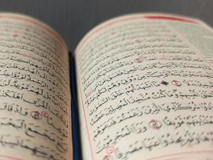Surat At-Taubah Ayat 105: Bacaan Arab, Latin dan Artinya Surat At-Taubah Ayat 105: Bacaan Arab, Latin dan Artinya