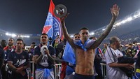 Messi ikut serta saat Angel Di Maria merayakan gelar di hadapan para penggemar PSG. (Foto: PSG via Getty Images/Aurelien Meunier - PSG)