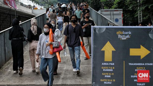 Banjir Pengunjung di Hari Terakhir Allo Bank Festival Pengunjung tetap antusias meramaikan lokasi Allo Bank Festival sejak pukul 13:00 WIB, di Istora Senayan pada hari terakhir perhelatan. Minggu (22/5/2022). CNN Indonesia/Andry Novelino