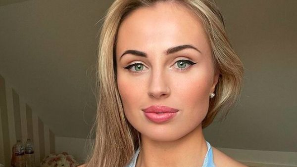 Foto: Model OnlyFans Kontroversial, Ekspos Payudara di Atas Jembatan