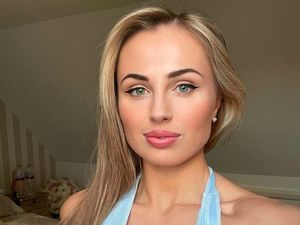 Foto: Model OnlyFans Kontroversial, Ekspos Payudara di Atas Jembatan Foto: Model OnlyFans Kontroversial, Ekspos Payudara di Atas Jembatan