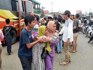 Korban Luka Kecelakaan Bus Maut Ciamis Tiba di Tangerang, Disambut Isak Tangis Korban Luka Kecelakaan Bus Maut Ciamis Tiba di Tangerang, Disambut Isak Tangis
