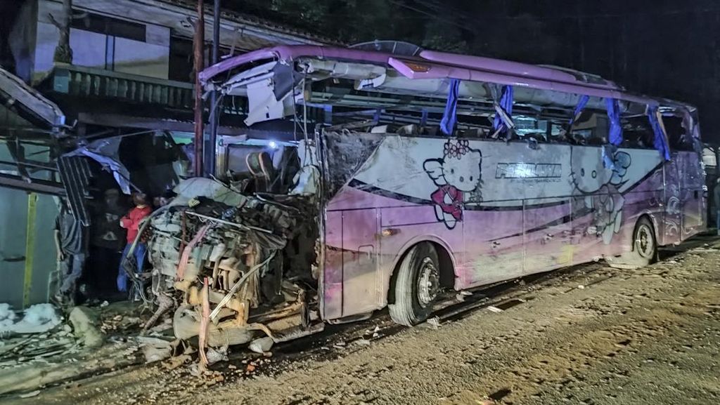 Bus Peziarah Tabrak Rumah di Ciamis, 4 Orang Meninggal Dunia