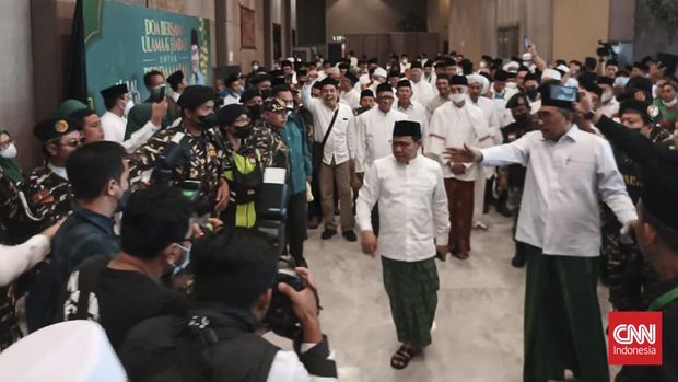 Ketua Umum Partai Kebangkitan Bangsa (PKB) Abdul Muhaimin Iskandar (Cak Imin) mengumpulkan ribuan ulama dan habaib dalam acara silaturahmi dan doa bersama untuk perdamaian dunia di Kota Surabaya, Minggu (22/5).