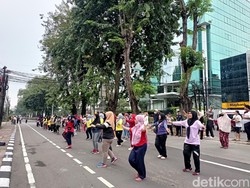 Warga Ramai Berolahraga di CFD Tomang, Sepanjang Jalan Bebas PKL