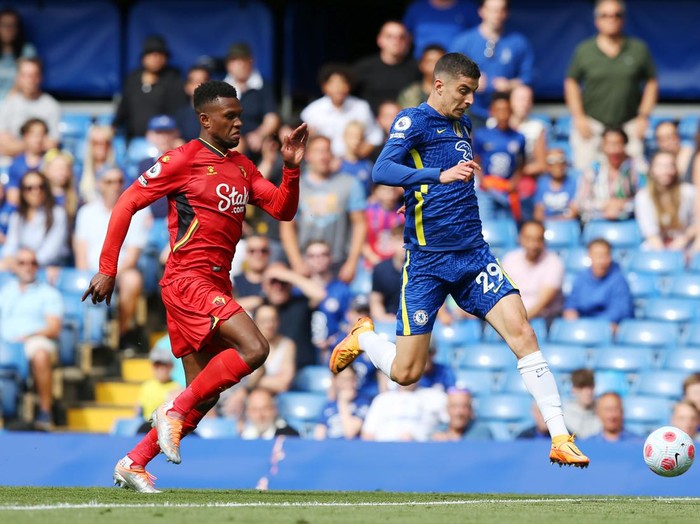 LONDON, ENGLAND - MAY 22: Kai Havertz of Chelsea runs with the ball whilst under pressure from Christian Kabasele of Watford FC during the Premier League match between Chelsea and Watford at Stamford Bridge on May 22, 2022 in London, England. (Photo by Henry Browne/Getty Images)