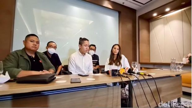 Daniel Patrick Schuldt jumpa pers soal masalah dengan Wanda Hamidah.