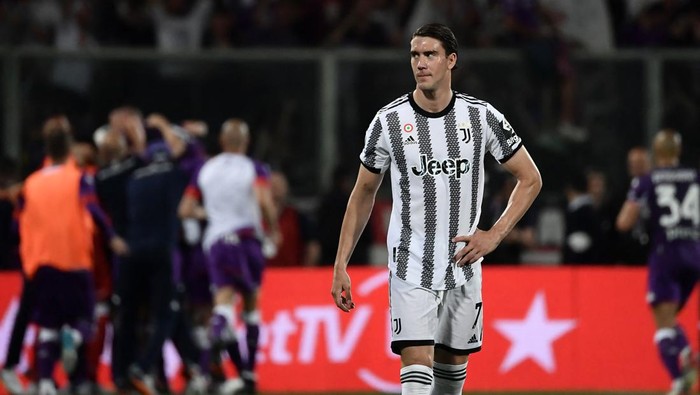 Juventus Serbian forward Dusan Vlahovic reacts after Juventus conceded its second goal during the Italian Serie A football match between Fiorentina and Juventus on May 21, 2022 at the Artemio-Franchi stadium in Florence. (Photo by Filippo MONTEFORTE / AFP) (Photo by FILIPPO MONTEFORTE/AFP via Getty Images)