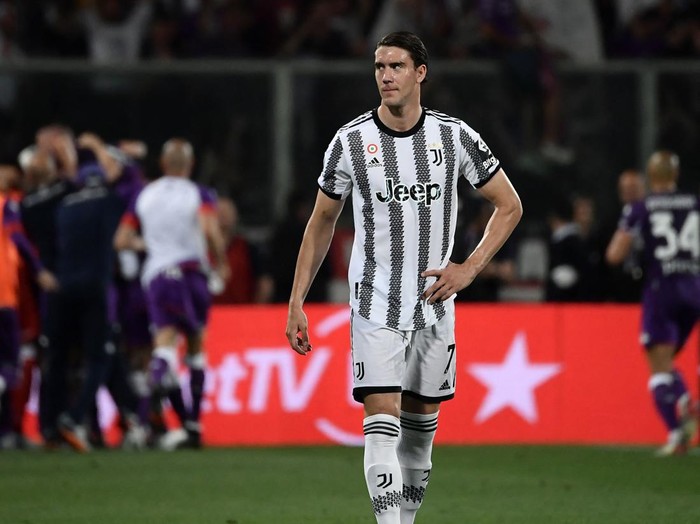 Juventus' Serbian forward Dusan Vlahovic reacts after Juventus conceded its second goal during the Italian Serie A football match between Fiorentina and Juventus on May 21, 2022 at the Artemio-Franchi stadium in Florence. (Photo by Filippo MONTEFORTE / AFP) (Photo by FILIPPO MONTEFORTE/AFP via Getty Images)