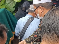 Jenazah Fahmi Idris Tiba di Rumah Duka, Tangis Keluarga Pecah