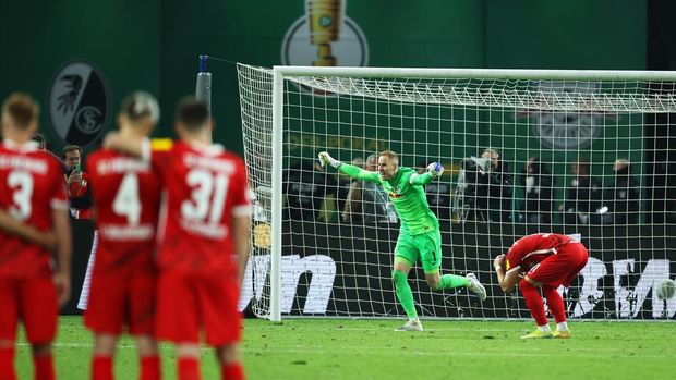 BERLIN, GERMANY - MAY 21: Peter Gulacsi of RB Leipzig celebrates after Ermedin Demirovic of SC Freiburg missed the decisive penalty in the penalty shoot out during the final match of the DFB Cup 2022 between SC Freiburg and RB Leipzig at Olympiastadion on May 21, 2022 in Berlin, Germany. (Photo by Alex Grimm/Getty Images)