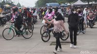 Geliat Pasar Tumpah Stadion GBLA Saat Aturan Masker Dilonggarkan