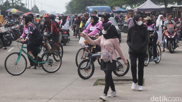 Geliat Pasar Tumpah Stadion GBLA Saat Aturan Masker Dilonggarkan