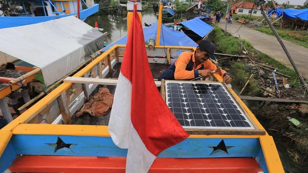 Hemat BBM, Nelayan di Indramayu Pakai Panel Surya