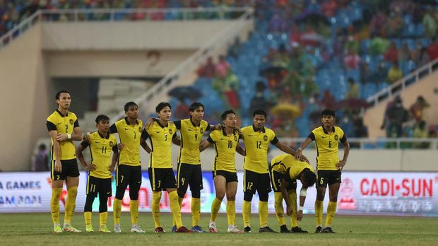 Southeast Asian Games - Men's Football - Bronze medal match - Malaysia v Indonesia - My Dinh National Stadium - Hanoi, Vietnam - May 22, 2022 Malaysia players during the penalty shoot-out REUTERS/Chalinee Thirasupa