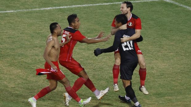 Southeast Asian Games - Men's Football - Bronze medal match - Malaysia v Indonesia - My Dinh National Stadium - Hanoi, Vietnam - May 22, 2022 Indonesia's Marc Anthony Klok and Ernando Ari Sutaryadi celebrate after winning the penalty shoot-out REUTERS/Navesh Chitrakar