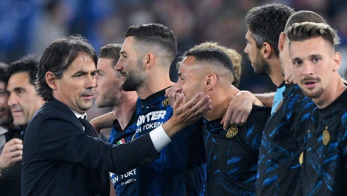 Simone Inzaghi manager of FC Internazionale celebrates the victory with his players during the Coppa Italian Final match between Juventus FC and FC Internazionale on May 11, 2022 in Rome, Italy.  (Photo by Giuseppe Maffia/NurPhoto via Getty Images)