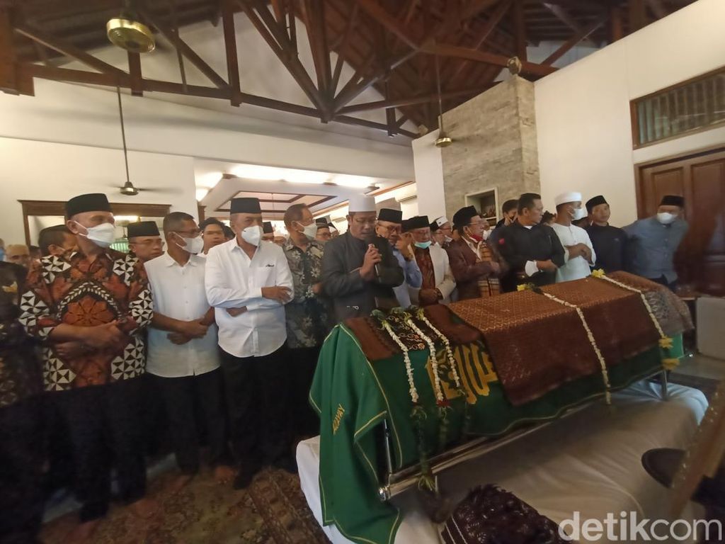 Tahlil Iringi Kedatangan Jenazah Fahmi Idris di Rumah Duka