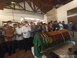Kesedihan Fahira Saat Fahmi Idris Berpulang: Ayah Sangat Luar Biasa Kesedihan Fahira Saat Fahmi Idris Berpulang: Ayah Sangat Luar Biasa