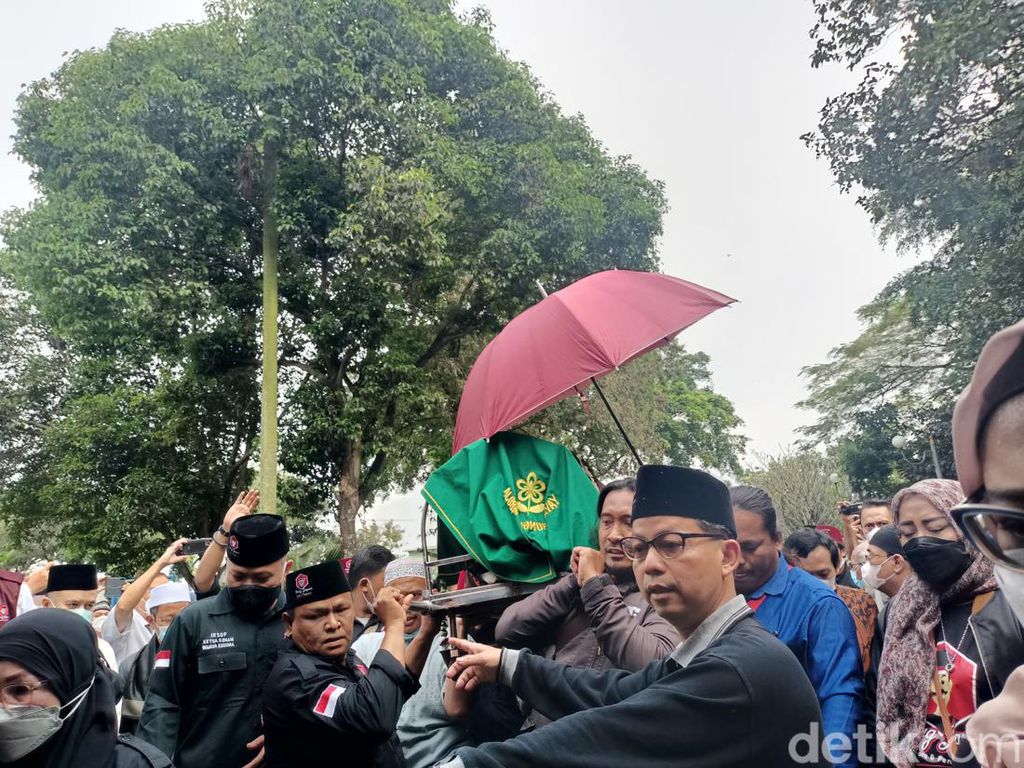 Momen Haru Keluarga Mengiringi Jenazah Fahmi Idris saat Pemakaman