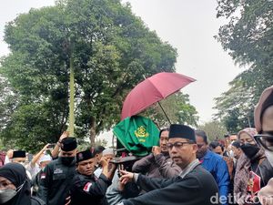 Momen Haru Keluarga Mengiringi Jenazah Fahmi Idris saat Pemakaman Momen Haru Keluarga Mengiringi Jenazah Fahmi Idris saat Pemakaman