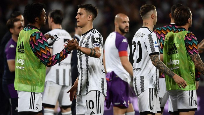 Juventus Colombian midfielder Juan Cuadrado (L) and Juventus Argentine forward Paulo Dybala greet at the end of the Italian Serie A football match between Fiorentina and Juventus on May 21, 2022 at the Artemio-Franchi stadium in Florence. (Photo by Filippo MONTEFORTE / AFP) (Photo by FILIPPO MONTEFORTE/AFP via Getty Images)